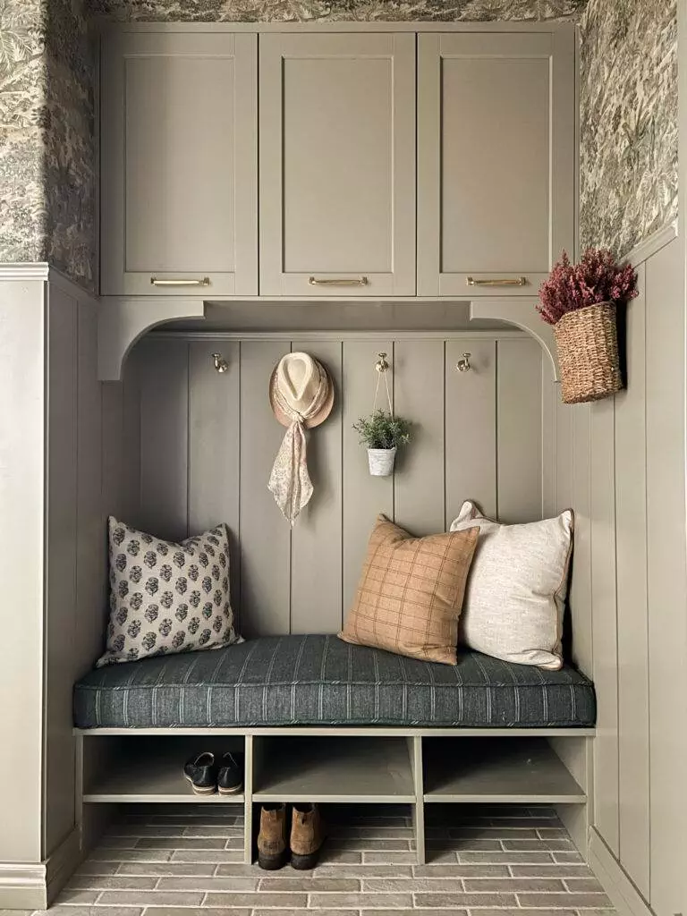 Small Mudroom Bench with Storage 4